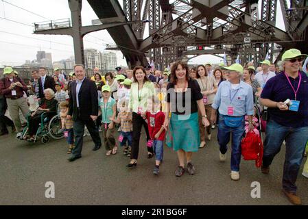 NSW Premier Morris Iemma und seine Familie nehmen zusammen mit den 200.000 Sydney-Sidern an den Feierlichkeiten zum 75. Jahrestag der Sydney Harbour Bridge Teil, die ebenfalls an einem Spaziergang über die Brücke teilnahmen, um den Jahrestag zu feiern. Sydney, Australien. 18.03.2007. Stockfoto