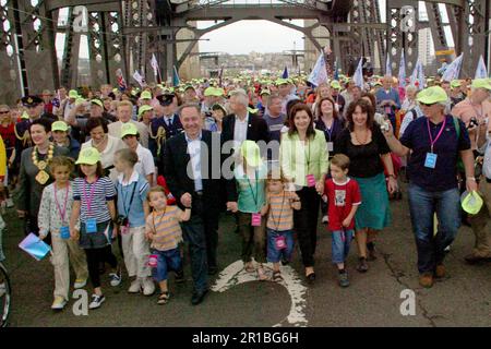 NSW Premier Morris Iemma und seine Familie nehmen zusammen mit den 200.000 Sydney-Sidern an den Feierlichkeiten zum 75. Jahrestag der Sydney Harbour Bridge Teil, die ebenfalls an einem Spaziergang über die Brücke teilnahmen, um den Jahrestag zu feiern. Auf dem Foto sind Sydney Lord Mayor Clover Moore und NSW Gouverneur Marie Bashir zu sehen. Sydney, Australien. 18.03.2007. Stockfoto