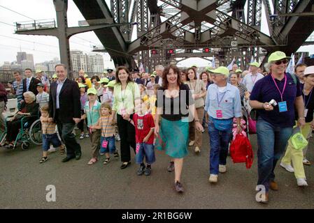 NSW Premier Morris Iemma und seine Familie nehmen zusammen mit den 200.000 Sydney-Sidern an den Feierlichkeiten zum 75. Jahrestag der Sydney Harbour Bridge Teil, die ebenfalls an einem Spaziergang über die Brücke teilnahmen, um den Jahrestag zu feiern. Sydney, Australien. 18.03.2007. Stockfoto