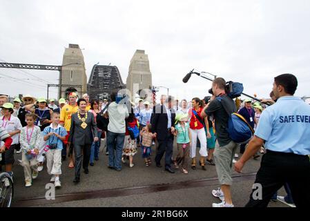 NSW Premier Morris Iemma und seine Familie nehmen zusammen mit den 200.000 Sydney-Sidern an den Feierlichkeiten zum 75. Jahrestag der Sydney Harbour Bridge Teil, die ebenfalls an einem Spaziergang über die Brücke teilnahmen, um den Jahrestag zu feiern. Auf dem Foto ist auch Sydney Lord Mayor Clover Moore zu sehen. Sydney, Australien. 18.03.2007. Stockfoto