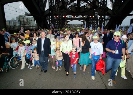 NSW Premier Morris Iemma und seine Familie nehmen zusammen mit den 200.000 Sydney-Sidern an den Feierlichkeiten zum 75. Jahrestag der Sydney Harbour Bridge Teil, die ebenfalls an einem Spaziergang über die Brücke teilnahmen, um den Jahrestag zu feiern. Auf dem Foto sehen Sie Sydney Lord Mayor Clover Moore, NSW Gouverneur Marie Bashir und (im Rollstuhl) 'Tante' Silvia Scott. Sydney, Australien. 18.03.2007. Stockfoto