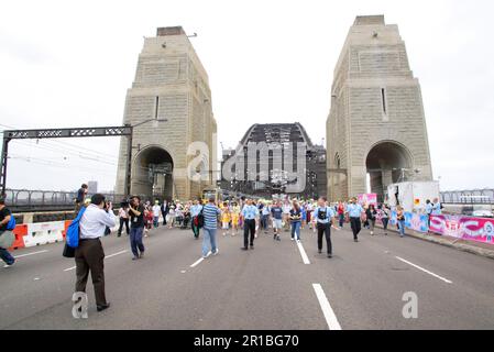 Australier feiern den 75. Jahrestag der Sydney Harbour Bridge mit einem Spaziergang über die Brücke. Sydney, Australien. 18.03.2007. Stockfoto