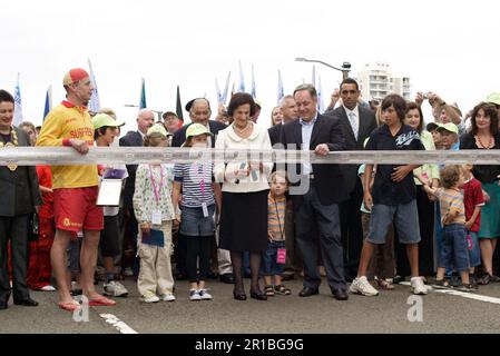 Gouverneur von NSW, Professor Marie Bashir (mit Unterstützung des Premierministers von NSW, Morris Iemma), führt die Zeremonie zum Schleifenschnitt anlässlich des 75. Jahrestags der Sydney Harbour Bridge am nördlichen Ende der Brücke durch. Sydney, Australien. 18.03.2007. Stockfoto