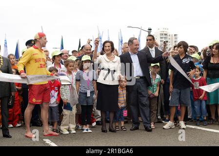 Gouverneur von NSW, Professor Marie Bashir (mit Unterstützung des Premierministers von NSW, Morris Iemma), führt die Zeremonie zum Schleifenschnitt anlässlich des 75. Jahrestags der Sydney Harbour Bridge am nördlichen Ende der Brücke durch. Sydney, Australien. 18.03.2007. Stockfoto