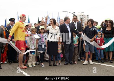 Gouverneur von NSW, Professor Marie Bashir (mit Unterstützung des Premierministers von NSW, Morris Iemma), führt die Zeremonie zum Schleifenschnitt anlässlich des 75. Jahrestags der Sydney Harbour Bridge am nördlichen Ende der Brücke durch. Sydney, Australien. 18.03.2007. Stockfoto