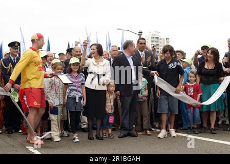 Gouverneur von NSW, Professor Marie Bashir (mit Unterstützung des Premierministers von NSW, Morris Iemma), führt die Zeremonie zum Schleifenschnitt anlässlich des 75. Jahrestags der Sydney Harbour Bridge am nördlichen Ende der Brücke durch. Sydney, Australien. 18.03.2007. Stockfoto