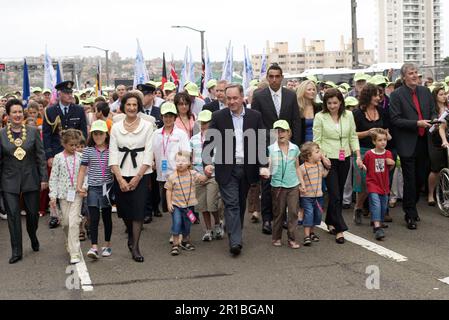 Sydney Lord Mayor Clover Moore (ganz links), Gouverneur Marie Bashir, NSW Premier Morris Iemma und seine Familie, AFL-Fußballer Adam Goodes und John Doyle (ganz rechts) nehmen an den Feierlichkeiten zum 75. Jahrestag der Sydney Harbour Bridge Teil, Zusammen mit den 200.000 Sydney-Sidern, die auch an einem Spaziergang über die Brücke teilnahmen, um den Jahrestag zu feiern. Sydney, Australien. 18.03.2007. Stockfoto