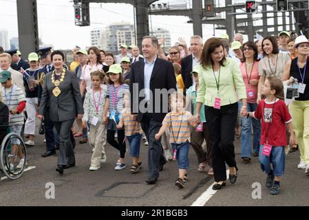 Sydney Lord Mayor Clover Moore (ganz links) und NSW Premier Morris Iemma und seine Familie nehmen an den Feierlichkeiten zum 75. Jahrestag der Sydney Harbour Bridge Teil, zusammen mit den 200.000 Sydney-Sidern, die ebenfalls an einem Spaziergang über die Brücke teilnahmen, um den Jahrestag zu feiern. Sydney, Australien. 18.03.2007. Stockfoto