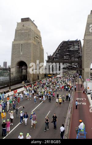 Australier feiern den 75. Jahrestag der Sydney Harbour Bridge mit einem Spaziergang über die Brücke. Sydney, Australien. 18.03.2007. Stockfoto