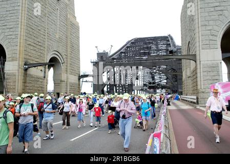 Australier feiern den 75. Jahrestag der Sydney Harbour Bridge mit einem Spaziergang über die Brücke. Sydney, Australien. 18.03.2007. Stockfoto