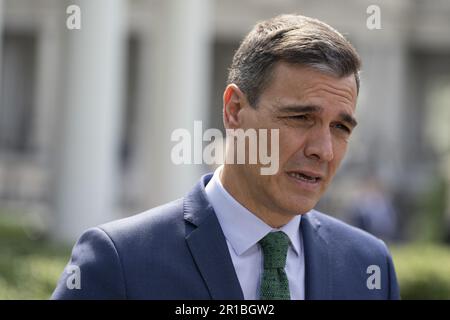 Washington, Usa. 12. Mai 2023. Präsident Pedro Sanchez Perez-Castejon von der spanischen Regierung spricht mit Reportern nach einem Treffen mit US-Präsident Joe Biden am Freitag, den 12. Mai 2023 im Weißen Haus in Washington, DC. Foto: Chris Kleponis/UPI Credit: UPI/Alamy Live News Stockfoto