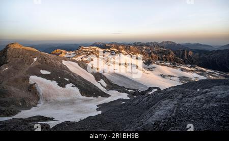 Blick auf felsiges Plateau mit Schnee und Gletscher bei Sonnenaufgang, auf der Hochkoenig, Uebergossene Alm, Blick auf Steinernes Meer und Watzmann, Berchtesgaden Stockfoto
