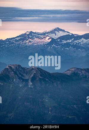 Berggipfel mit Gletscher bei Sonnenaufgang, auf dem Hochkoenig, den Berchtesgaden-Alpen, dem Salzburger Land, Österreich Stockfoto