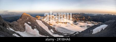 Blick auf felsiges Plateau mit Schnee und Gletscher bei Sonnenaufgang, auf der Hochkoenig, Uebergossene Alm, Blick auf Steinernes Meer und Watzmann, Berchtesgaden Stockfoto