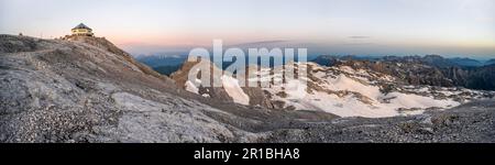 Panorama, Blick auf felsiges Plateau mit Schnee und Gletscher bei Sonnenaufgang, im Hintergrund Matrashaus Berghütte auf der Hochkoenig, Uebergossene Alm, Blick Stockfoto