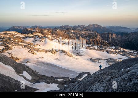 Blick auf felsiges Plateau mit Schnee und Gletscher bei Sonnenaufgang, auf der Hochkoenig, Uebergossene Alm, Blick auf Steinernes Meer und Watzmann, Berchtesgaden Stockfoto