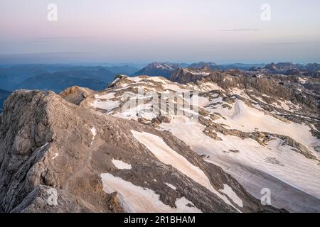 Blick auf das felsige Plateau mit Schnee und Gletscher bei Sonnenaufgang, auf der Hochkoenig, Uebergossene Alm, Blick auf das Steinernes Meer, Berchtesgaden Alpen Stockfoto