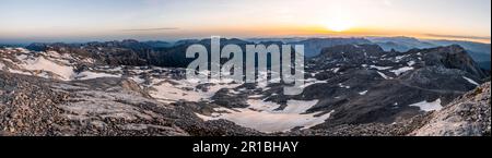 Panoramablick auf felsiges Plateau mit Schnee und Gletscher bei Sonnenaufgang, auf der Hochkoenig, Uebergossene Alm, Blick auf das Steinernes Meer, Berchtesgaden Alpen Stockfoto