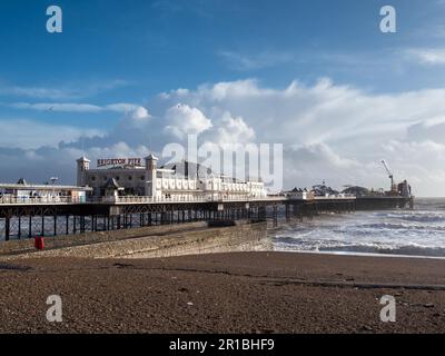 BRIGHTON, Sussex/UK - 15. Februar: Brighton nach dem Sturm in Sussex am 15. Februar 2014. Nicht identifizierte Personen Stockfoto