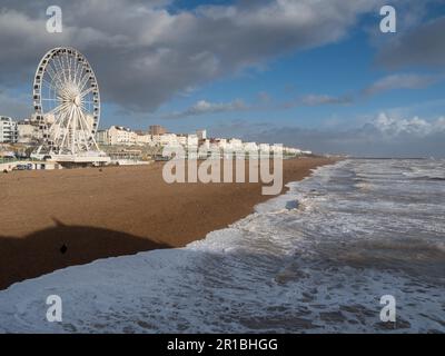 BRIGHTON, Sussex/UK - 15. Februar: Brighton nach dem Sturm in Sussex am 15. Februar 2014. Nicht identifizierte Personen Stockfoto