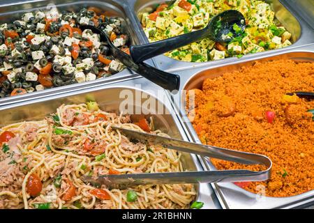 Verschiedene Salate am Buffet Stockfoto