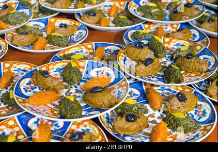 Mehrere Teller voller traditioneller marokkanischer Gerichte Stockfoto
