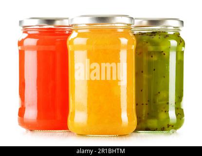 Gläser mit fruchtigen Marmeladen, isoliert auf weißem Hintergrund. Obst Stockfoto
