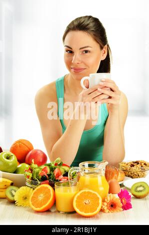 Junge Frau beim Frühstück. Ausgewogene Ernährung Stockfoto