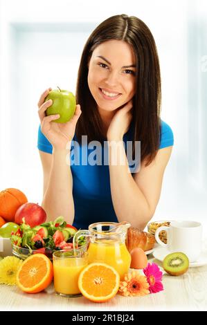 Junge Frau beim Frühstück. Ausgewogene Ernährung Stockfoto