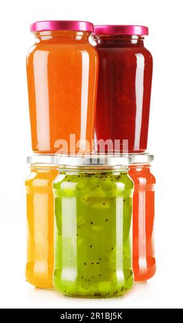Gläser mit fruchtigen Marmeladen, isoliert auf weißem Hintergrund. Obst Stockfoto