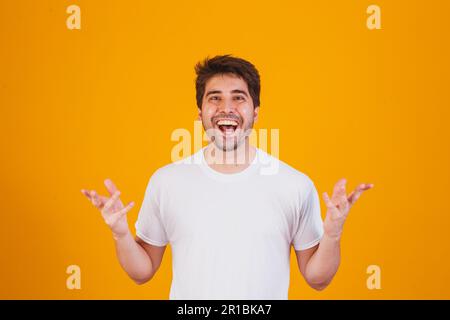 Gut aussehender Mann, der auf die Seite zeigt und Platz für Text hat Stockfoto