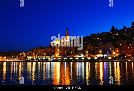 Stadt Menton bei Nacht. Französische Riviera Stockfoto