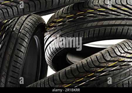 Vier neue schwarze Reifen isoliert auf weißem Hintergrund Stockfoto