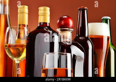 Flaschen und Gläser mit verschiedenen alkoholischen Getränken Stockfoto