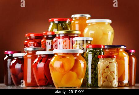 Gläser mit fruchtigen Kompotte Marmeladen und eingelegtes Gemüse. Obst Stockfoto