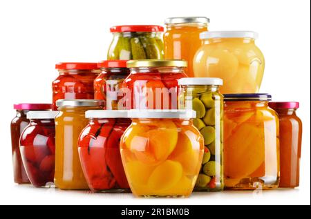 Gläser mit fruchtigen Kompotte Marmeladen und eingelegtes Gemüse isoliert auf weißem Hintergrund. Obst Stockfoto