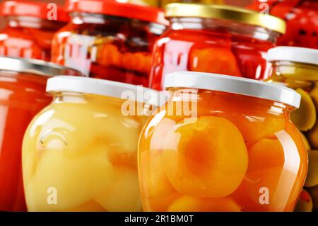 Gläser mit fruchtigen Kompotte Marmeladen und eingelegtes Gemüse. Obst Stockfoto