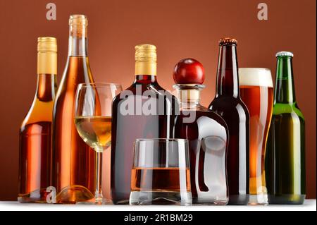 Flaschen und Gläser mit verschiedenen alkoholischen Getränken Stockfoto