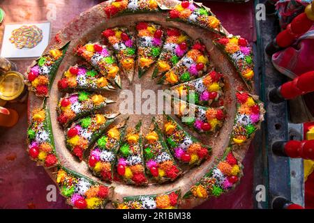 Dekoriert in Bangladesch traditionell garniert, farbenfrohe Masala kasturi paan oder Betelblätter Stockfoto