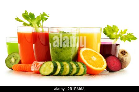 Gläser mit frischem Bio-Gemüse und Fruchtsäfte, isoliert auf weiss. Detox-Diät Stockfoto