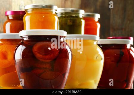 Gläser mit eingelegtem Gemüse, fruchtigen Kompotte und Marmeladen im Keller. Konservierte Lebensmittel Stockfoto