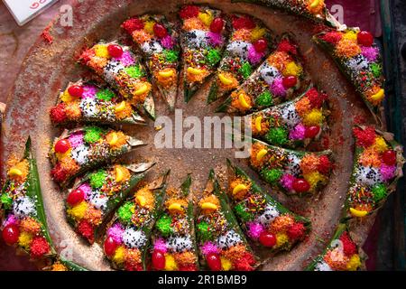 Dekoriert in Bangladesch traditionell garniert, farbenfrohe Masala kasturi paan oder Betelblätter Stockfoto