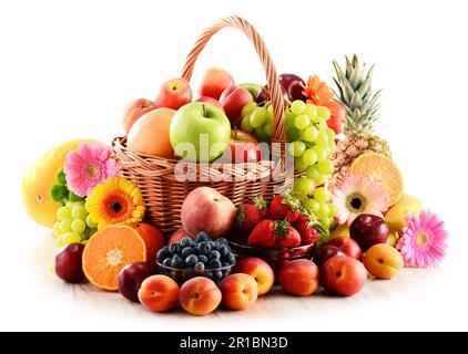 Komposition mit verschiedenen Früchten isoliert auf weißem Hintergrund Stockfoto