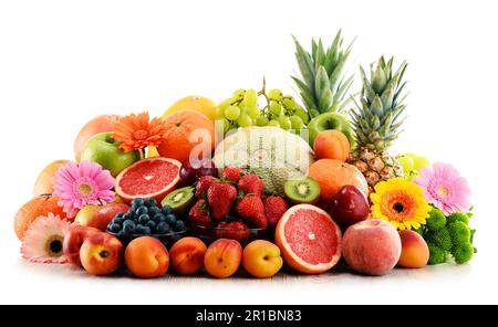 Komposition mit verschiedenen Früchten isoliert auf weißem Hintergrund Stockfoto