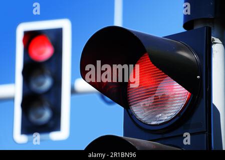 Ampel über blauen Himmel Stockfoto