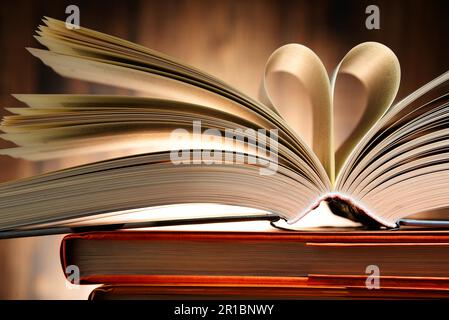 Gebundenes Buch mit zwei Seiten in der Form des Herzens gebildet Stockfoto