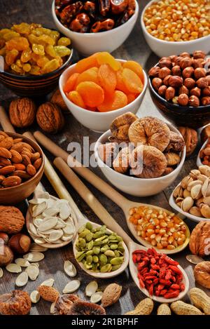 Zusammensetzung mit getrockneten Früchten und verschiedene Muttern Stockfoto