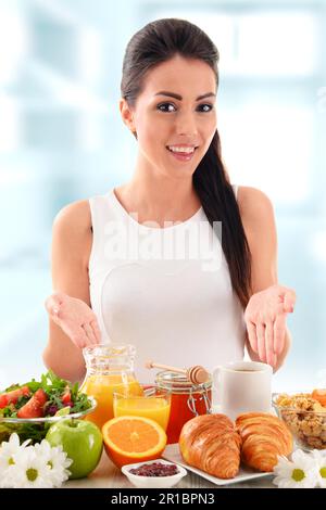 Junge Frau beim Frühstück. Ausgewogene Ernährung Stockfoto