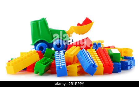 Komposition mit bunten Kunststoff Kinderspielzeuge isoliert auf weiss Stockfoto