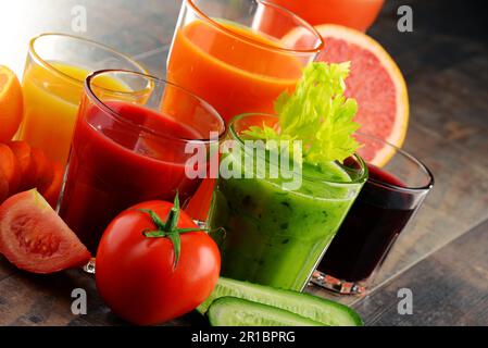 Gläser mit frischen Bio-Obst und Gemüse Säfte. Detox-Diät Stockfoto